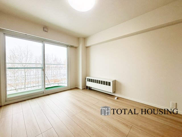 【洋室】 | 中島公園ハウス | 洋室　約7.0帖
お陽さまの光とさわやかな風をたっぷりとりこめます。室内はいつも明るい印象なので気持ちの良い朝を迎えられます。毎日の生活も明るくなりそうです。間取りも使いやすく大きなベッドも置けます♪