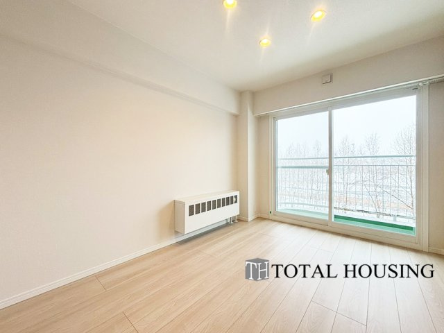 【洋室】 | 中島公園ハウス | 洋室　約5.9帖
開放的なバルコニー直結のお部屋です。大きな窓はお日様の光をたっぷり取り込み、明るく癒されるプライベートルームになりそうです。