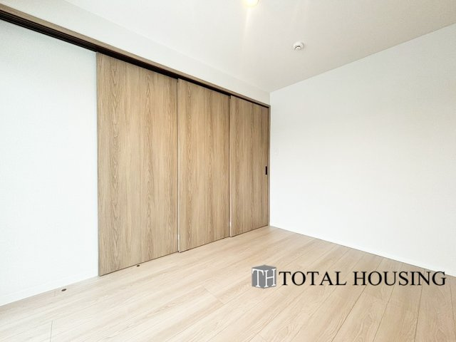 【洋室】 | 中島公園ハウス | 洋室　約5.9帖
LDKと隣接した洋室はリビングから目が届く場所なので、お子様の遊び部屋・お昼寝スペースとして使うのもオススメです♪