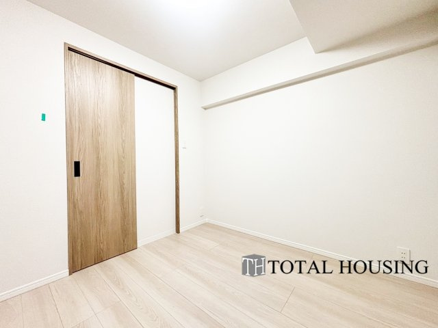 【洋室】 | 中島公園ハウス | 洋室　約5.0帖
シンプルな内装はどんな家具ともぴったり。お好みのテイストに仕上げていくのも楽しみの一つです。