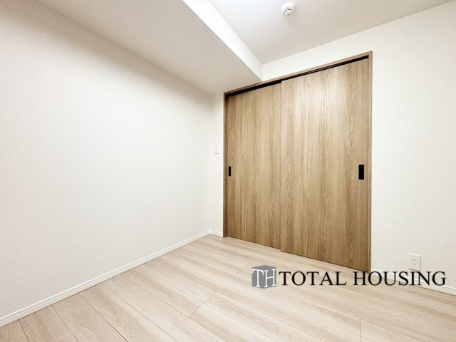 【洋室】 | 中島公園ハウス | 洋室　約5.0帖
充分な広さと収納機能を備えた部屋はお子様の自発性と成長を促します。お子様の成長を支える、勉強や好きなことに没頭する学びの空間にどうぞ。