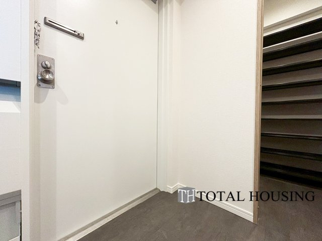 【玄関】 | 中島公園ハウス | 玄関脇にシューズインクローゼットがあると、季節ごとの靴の収納が上手にできるだけでなく、ベビーカーなどの収納にも大変便利です。