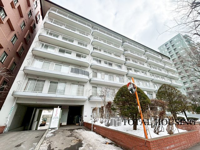 【外観】 | 中島公園ハウス | シンプルで洗練されたマンション外観は、住む人のセンスを引き立て、落ち着いた雰囲気を提供します。