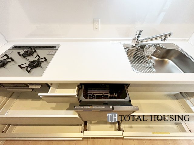 【キッチン】 | 中島公園ハウス | 食器洗乾燥機付きで家族の食器もピカピカ。後片付けもラクラクこなせて、日々の生活には欠かせない便利設備。環境にもママの手にも優しいのがうれしいですね。