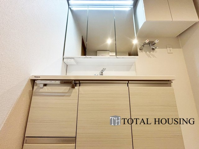 【独立洗面台】 | 中島公園ハウス | 一日の始まりの朝、歯磨きをしたりメイクや髪をセットしたり・・・使いやすさが考えられた3面鏡です♪シャワー付水栓で洗面台でのシャンプーや毎日の掃除に大変便利ですね♪