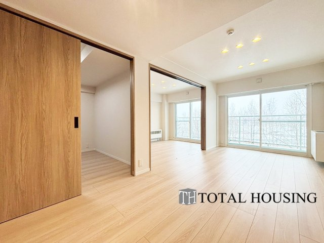 【居間・リビング】 | 中島公園ハウス | 温もりある自然光を感じていただけるリビングです。飽きのこないナチュラルなデザインの空間は、色褪せることのない心地良さを作ります。