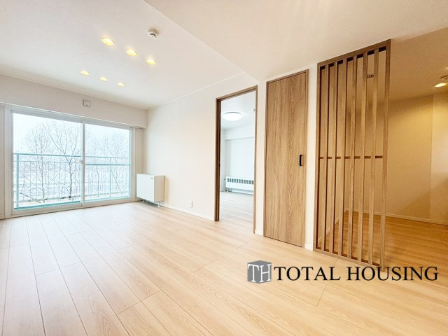 【居間・リビング】 | 中島公園ハウス | 室内にいても、たっぷりの陽光と爽やかな風を感じて頂ける、開放感あふれるリビングです。
ご家族と穏やかに過ごす、心地の良い時間が流れます。