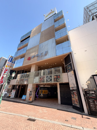 Q-FACEビルの外観