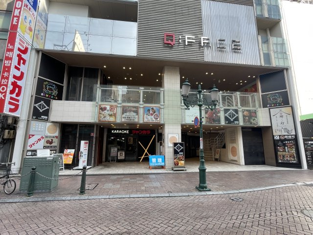 Q-FACEビルのエントランス