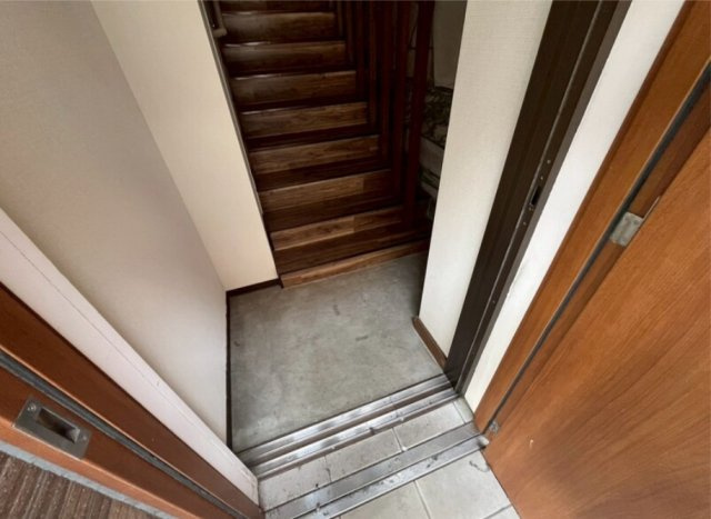 新宿区西早稲田１丁目の店舗事務所の玄関