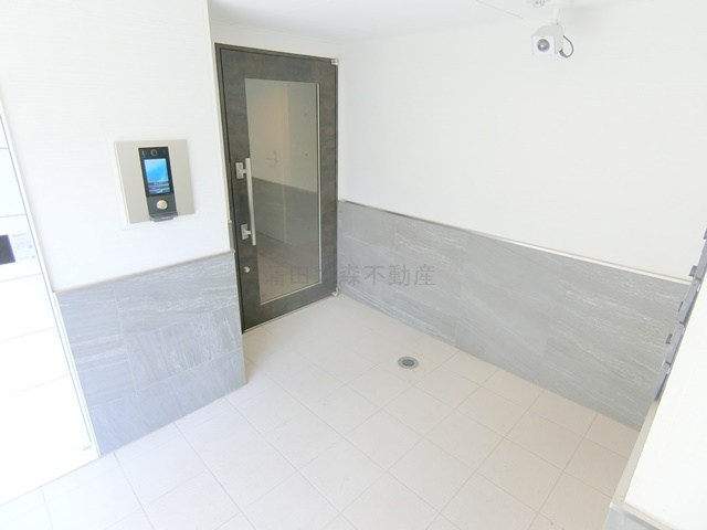 LUORE池上のエントランス|オートロックと宅配ボックス付きのエントランス