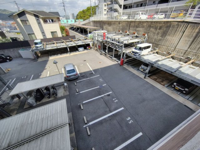 フォレストコート西条の駐車場