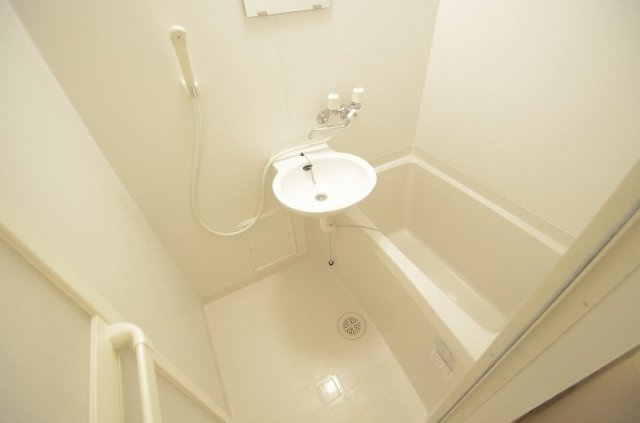 レオパレスＬｉｎｄｅｎの浴室|写真と現況が異なる場合は、現況を優先します。