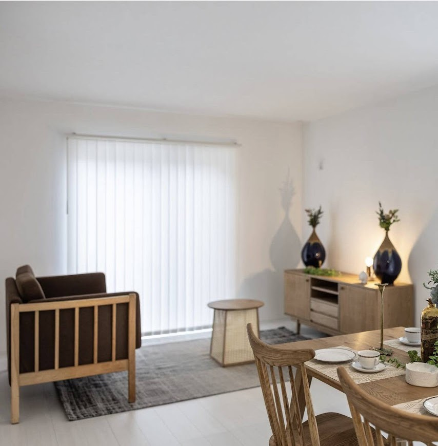 売中古戸建　三島市富士ビレッジの居間・リビング|白を基調とした清潔感のあるお部屋は、お好みのインテリアも映える空間です。