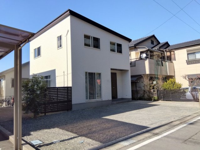 売中古戸建　三島市富士ビレッジの外観|白を基調としたスタイリッシュな外観が印象的な物件です。
南側からたっぷりと光が差し込む明るい住まいです。