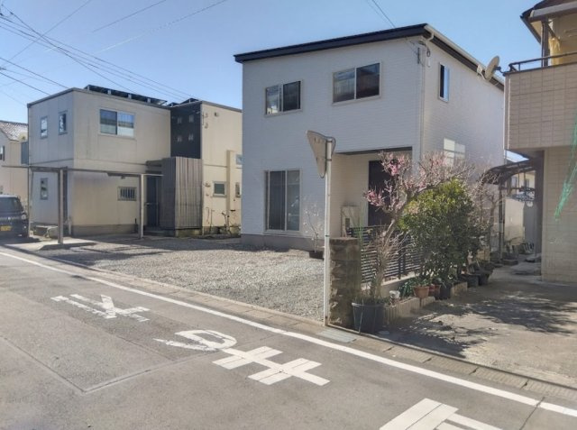 売中古戸建　三島市富士ビレッジの前面道路含む現地写真|敷地内は広々とした駐車スペースを確保しており、4台駐車も可能です。来客時も安心ですね。
前面道路もすっきりしており、車の出し入れもスムーズです。