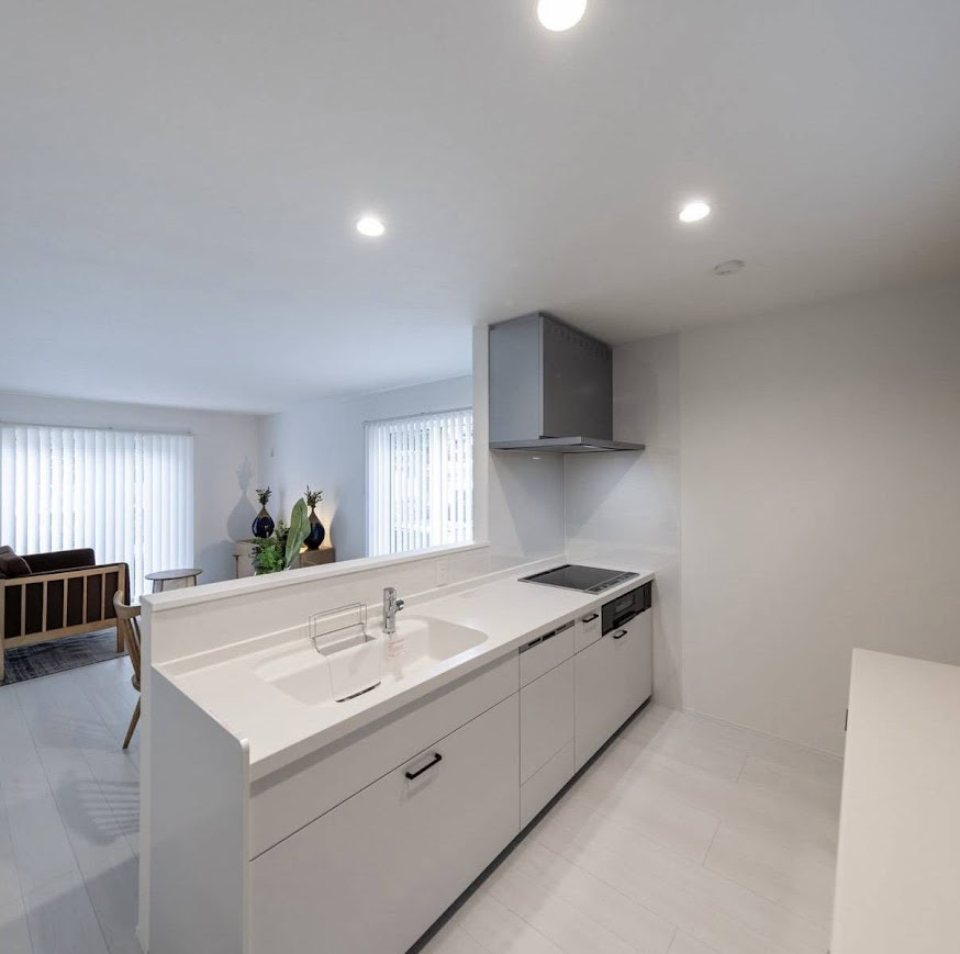 売中古戸建　三島市富士ビレッジのキッチン|白を基調とした清潔感のあるキッチン。築浅物件ならではのきれいな状態が保たれており、快適にご使用いただけます。