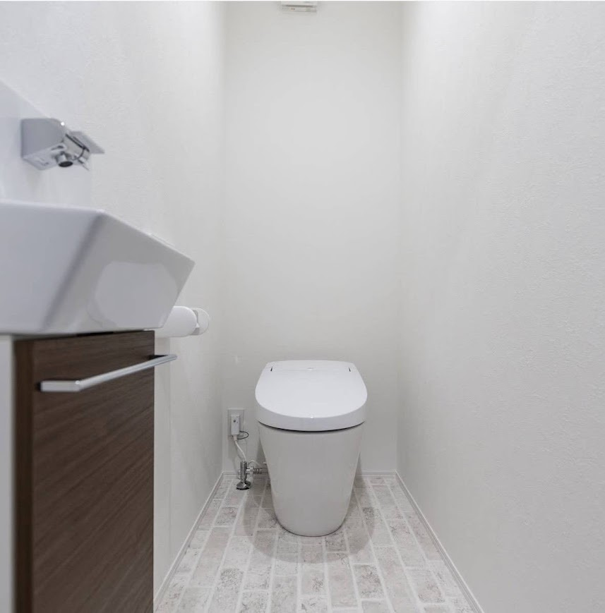 売中古戸建　三島市富士ビレッジのトイレ|タンクレストイレを採用し、すっきりとした空間が魅力です。独立した手洗い場も備わっており、使い勝手の良さもポイントです。