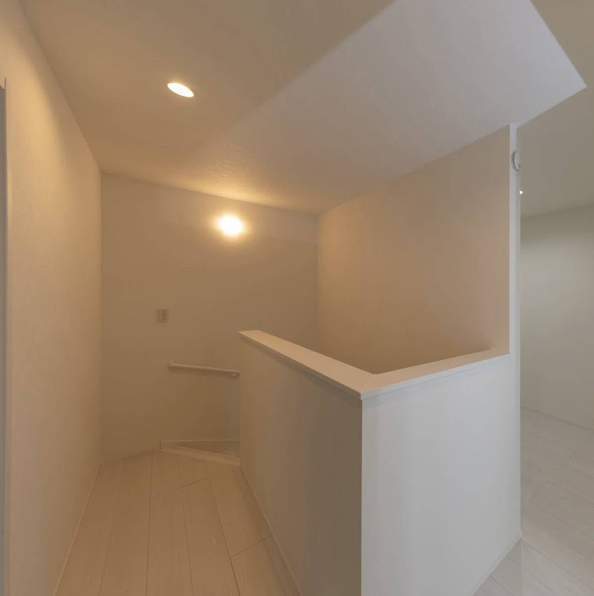 売中古戸建　三島市富士ビレッジのその他|階段には手すりを設置し、照明も完備されているため、安心して昇り降りいただけます。