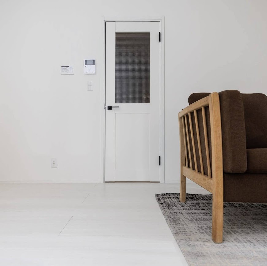 売中古戸建　三島市富士ビレッジの内装|白を基調とした壁・ドア・床で統一され、清潔感あふれる明るい空間となっています。