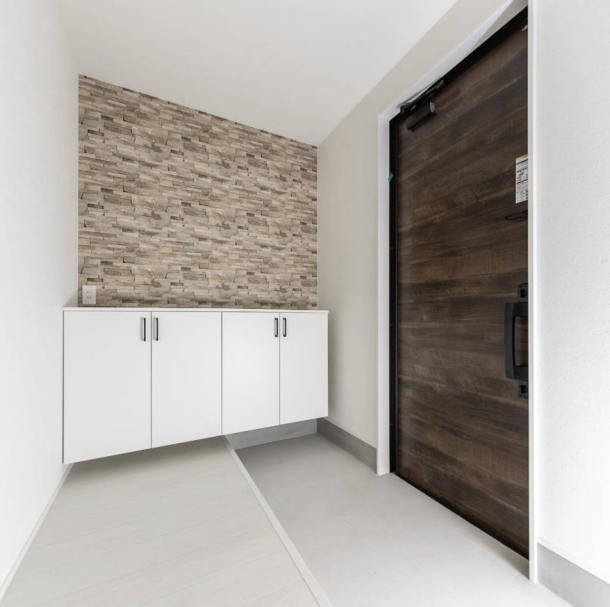 売中古戸建　三島市富士ビレッジの玄関|空間を無駄なく活かした設計で、収納も備わった使い勝手の良い玄関です。