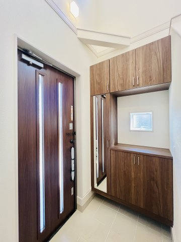 高崎市倉賀野町の玄関|着脱もスムーズにできる広々玄関は
上部吹抜で開放感UP♪