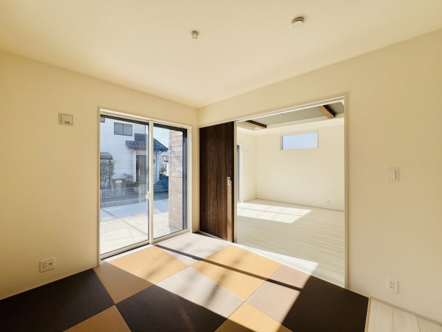 高崎市倉賀野町の和室|リビングと隣接する和室は、扉をあけてより開放的な空間に。