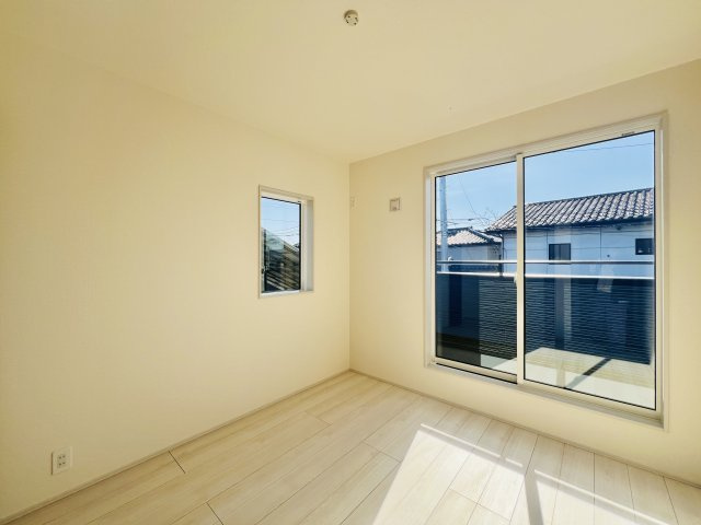 高崎市倉賀野町の洋室|バルコニーの奥行で圧迫感なく、開放的にお過ごしいただけます(^^♪