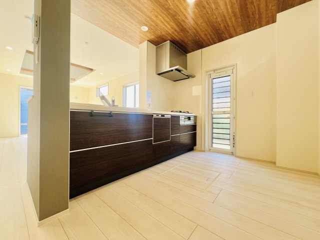 高崎市倉賀野町のキッチン|作業スペースを広く、後方に食器棚を設置しても快適にお料理できるキッチン♪