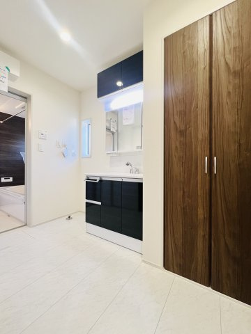 高崎市倉賀野町の独立洗面台|広々洗面・脱衣室は洗濯機を設置してもまだまだ余裕があります♪