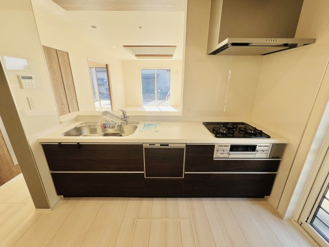 高崎市倉賀野町のキッチン|人気の高い対面式です♪作業しながら家族の様子が見えてコミュニケーションも取りやすくなります◎