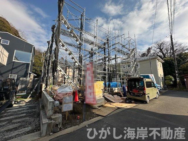 藤沢市片瀬２丁目　新築戸建　全２棟の前面道路含む現地写真|2月12日撮影　建築中　現地外観