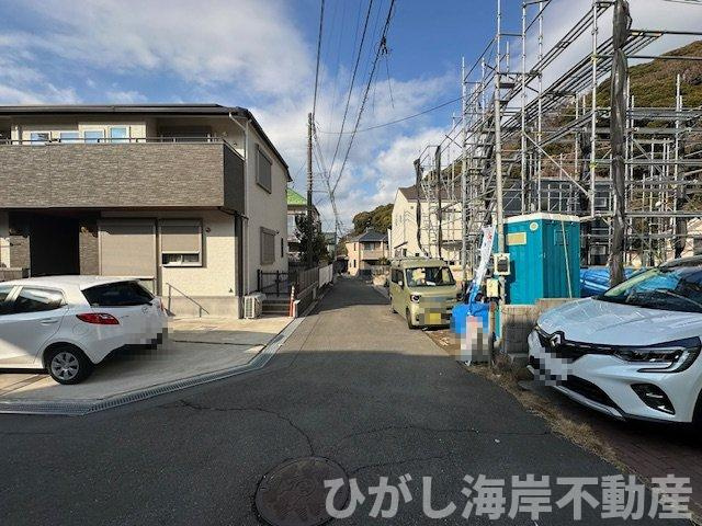 藤沢市片瀬２丁目　新築戸建　全２棟の前面道路含む現地写真|2月12日撮影　建築中　現地外観