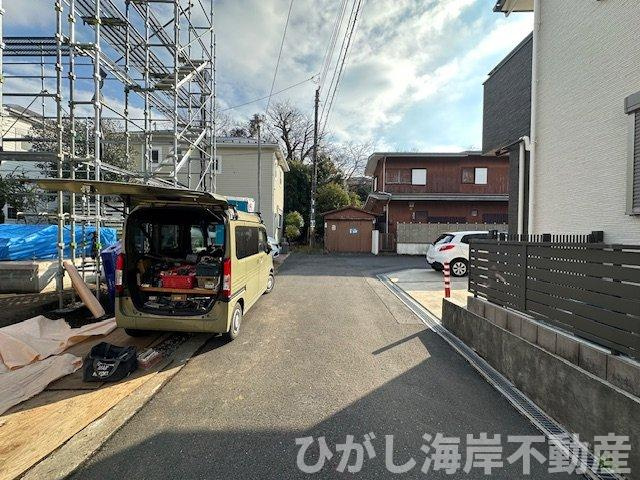 藤沢市片瀬２丁目　新築戸建　全２棟の前面道路含む現地写真|2月12日撮影　建築中　現地外観