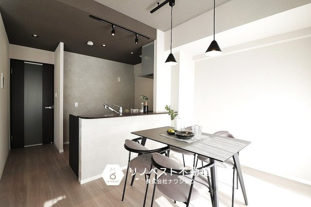 藤和シティホームズ中本公園の居間・リビング|対面式キッチンで作業しながらリビングで寛ぐ家族を見守れます♪