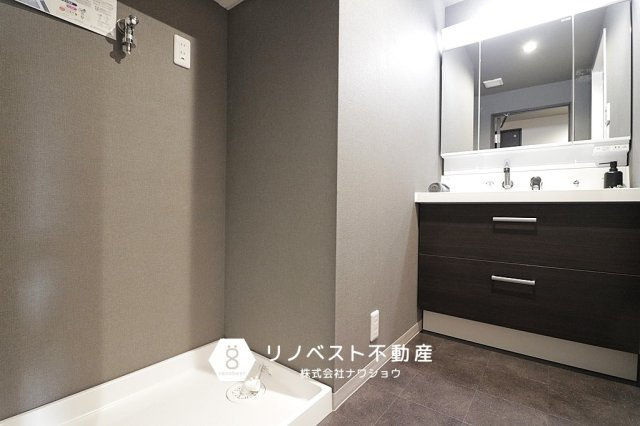 藤和シティホームズ中本公園の洗面所|収納力の高い三面鏡付独立洗面台です◎
