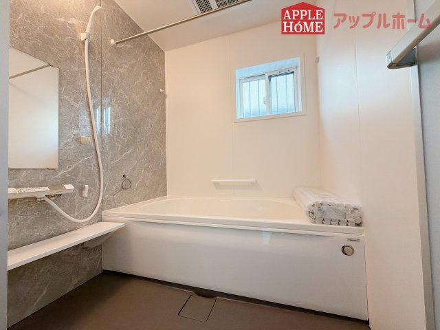 [新築住宅] 熊谷市石原 全6区画の浴室|窓付きのバスルームは、採光もあり明るく気持ちの良い空間です。窓があることで、換気環境も良好。掃除もスムーズに出来ます