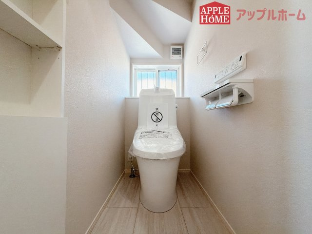 [新築住宅] 熊谷市石原 全6区画のトイレ|白を基調とした清潔感のある明るい空間。温水洗浄便座付きで、毎日快適・清潔に使用できます。操作しやすい壁面リモコンを採用しています。