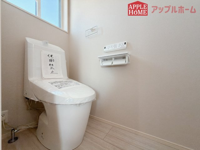 [新築住宅] 熊谷市石原 全6区画のトイレ|白を基調とした清潔感のある明るい空間。温水洗浄便座付きで、毎日快適・清潔に使用できます。操作しやすい壁面リモコンを採用しています。