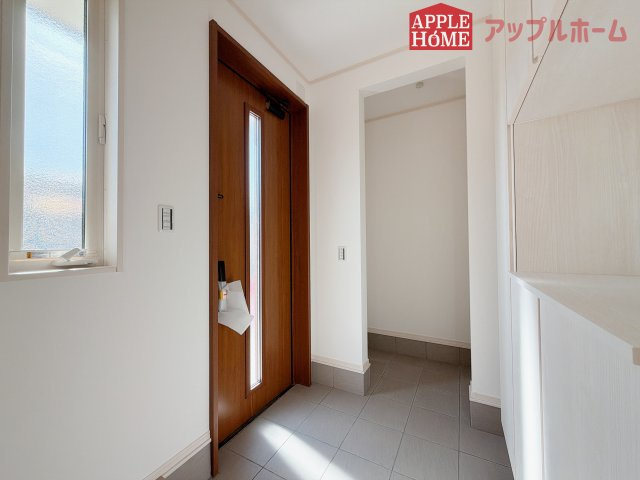 [新築住宅] 熊谷市石原 全6区画の玄関|上下棚にたっぷり靴を収納できます。「ただいま」と玄関を開けた瞬間から、奥に広がる空間を明るい室内を感じられますね♪