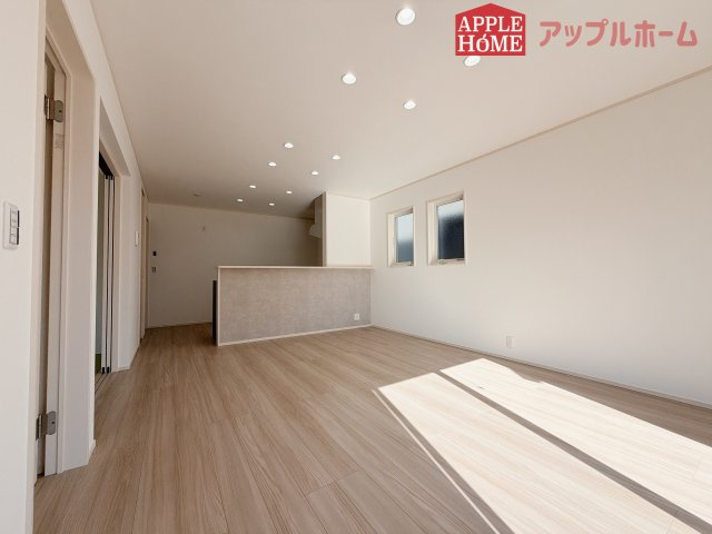 [新築住宅] 熊谷市石原 全6区画の居間・リビング|広々リビング×対面キッチンで家族の会話も弾みます♪家族団らんの秘訣は間取りにあり☆夢のマイホームを一緒に叶えましょう！