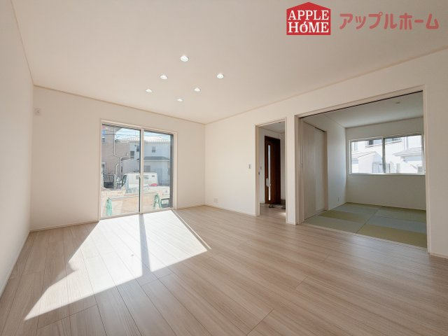 [新築住宅] 熊谷市石原 全6区画の居間・リビング|窓から差し込む光で家族を温かく包み込みます。明るいリビングで子育てする喜びを☆いつでも見学可能です！