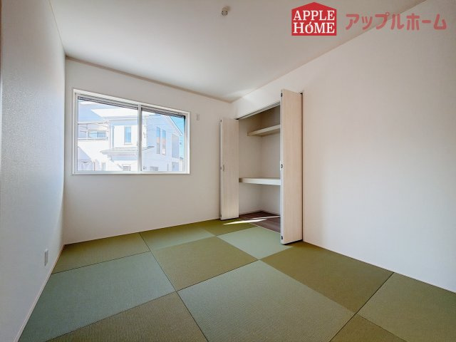 [新築住宅] 熊谷市石原 全6区画の和室|クローゼット付きの和室は、収納スペースが豊富で部屋全体がすっきりと片付きやすいのが特徴です。衣類や荷物を整理しやすく、生活感を抑えた洗練された空間を保てます。