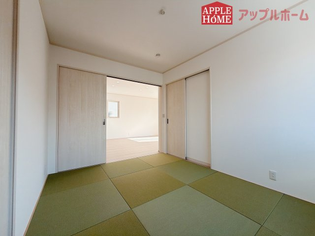 [新築住宅] 熊谷市石原 全6区画の和室|クローゼット付きの和室は、収納スペースが豊富で部屋全体がすっきりと片付きやすいのが特徴です。衣類や荷物を整理しやすく、生活感を抑えた洗練された空間を保てます。
