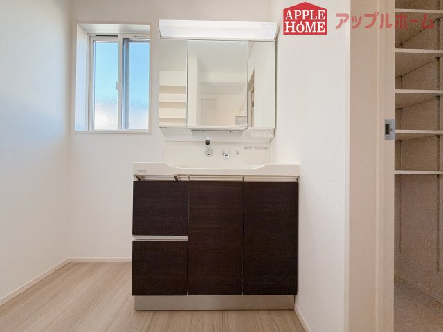 [新築住宅] 熊谷市石原 全6区画の独立洗面台|ゆとりの洗面スペースで朝の身支度も快適スムーズに。３面鏡で髪のセットやお化粧もストレスなくこなせ、朝から気分良く通勤通学に向かえそうですね！鏡の裏にはたっぷりと収納スペースを標準装備