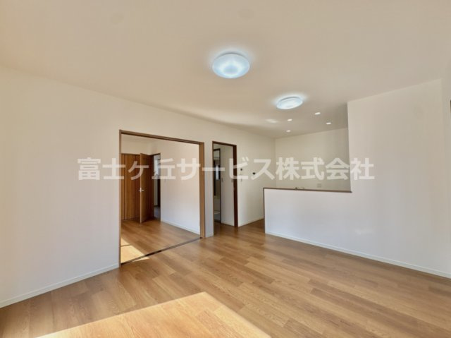 【居間・リビング】 | 豊橋市向草間町字向西 中古戸建て | ゆったりとした居間です