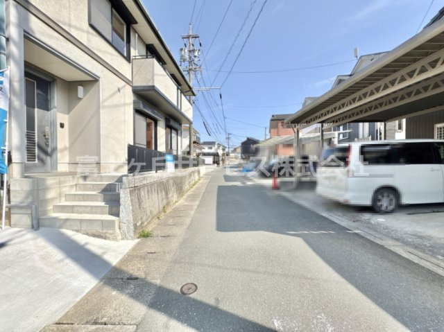 【前面道路含む現地写真】 | 豊橋市向草間町字向西 中古戸建て | 前面道路含む現地写真です