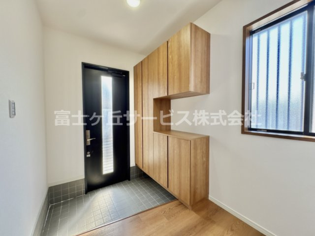 【玄関】 | 豊橋市向草間町字向西 中古戸建て | 明るい玄関です