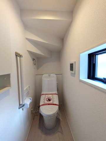 岡山市南区藤田7期①号棟グラファーレのトイレ|◆白を基調とした清潔感のあるトイレです。2階にもトイレがございます。