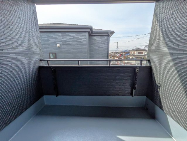 岡山市南区藤田7期①号棟グラファーレのバルコニー|◆急な雨でも洗濯物が濡れにくいインナーバルコニーです。